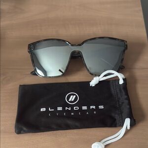 Blenders Sterling Lady Sunglasses Polalorized
